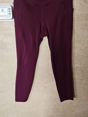 Athleta Salutation Stash 7/8 Tight